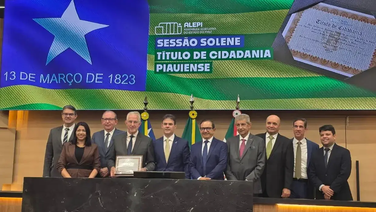 Presidente Sindlacticínios prestigia homenagem ao Sr. Carlos Prado.